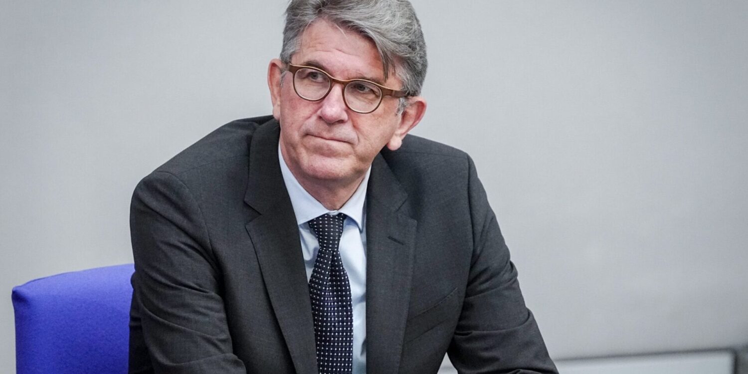 Wolfram Weimer (parteilos), Staatsminister für Kultur und Medien, darf die Betreiber des Berliner Buchladens «Zur schwankenden Weltkugel» nicht als «politische Extremisten» bezeichnen.
