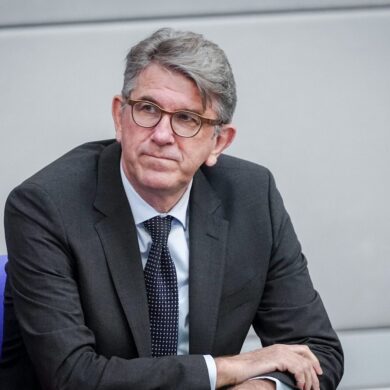 Wolfram Weimer (parteilos), Staatsminister für Kultur und Medien, darf die Betreiber des Berliner Buchladens «Zur schwankenden Weltkugel» nicht als «politische Extremisten» bezeichnen.