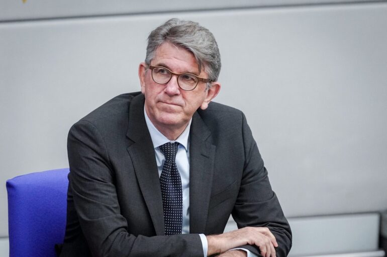 Wolfram Weimer (parteilos), Staatsminister für Kultur und Medien, darf die Betreiber des Berliner Buchladens «Zur schwankenden Weltkugel» nicht als «politische Extremisten» bezeichnen.
