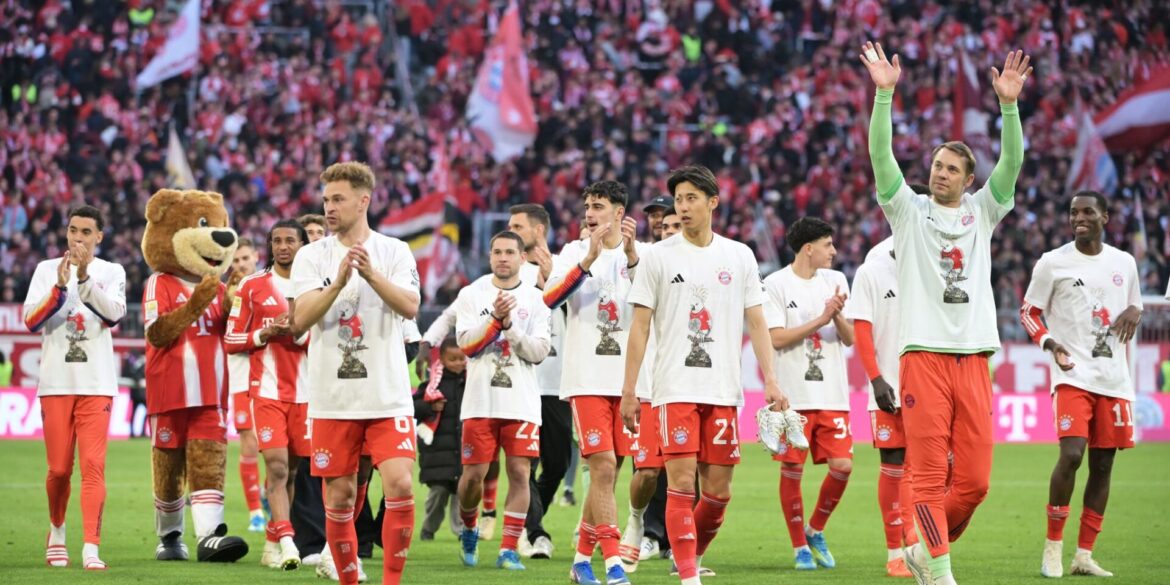 Die Meisterschaft schon in der Tasche: Spieler vom FC Bayern jubeln in der Allianz Arena in München nach dem Sieg gegen den VfB Stuttgart.