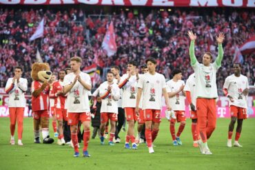 Die Meisterschaft schon in der Tasche: Spieler vom FC Bayern jubeln in der Allianz Arena in München nach dem Sieg gegen den VfB Stuttgart.
