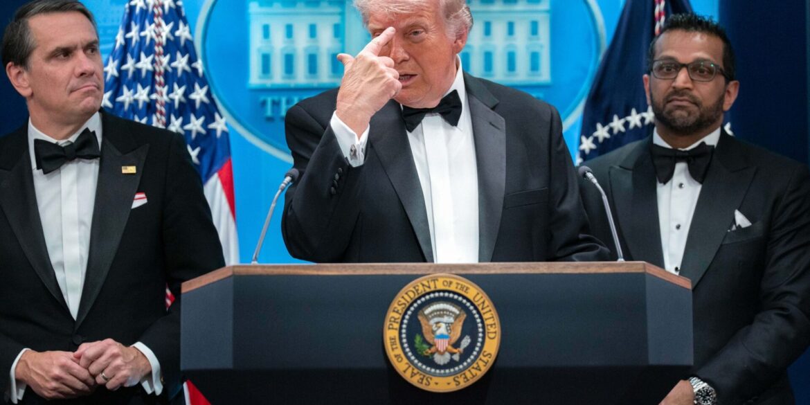 US-Präsident Trump trat nach dem Vorfall im Smoking vor die Presse.