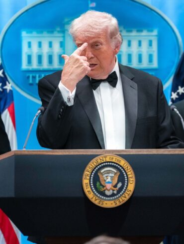 US-Präsident Trump trat nach dem Vorfall im Smoking vor die Presse.