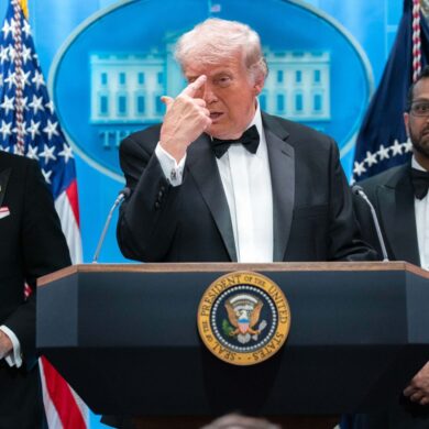 US-Präsident Trump trat nach dem Vorfall im Smoking vor die Presse.
