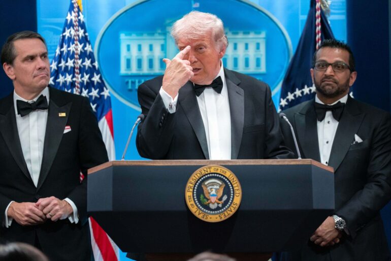 US-Präsident Trump trat nach dem Vorfall im Smoking vor die Presse.