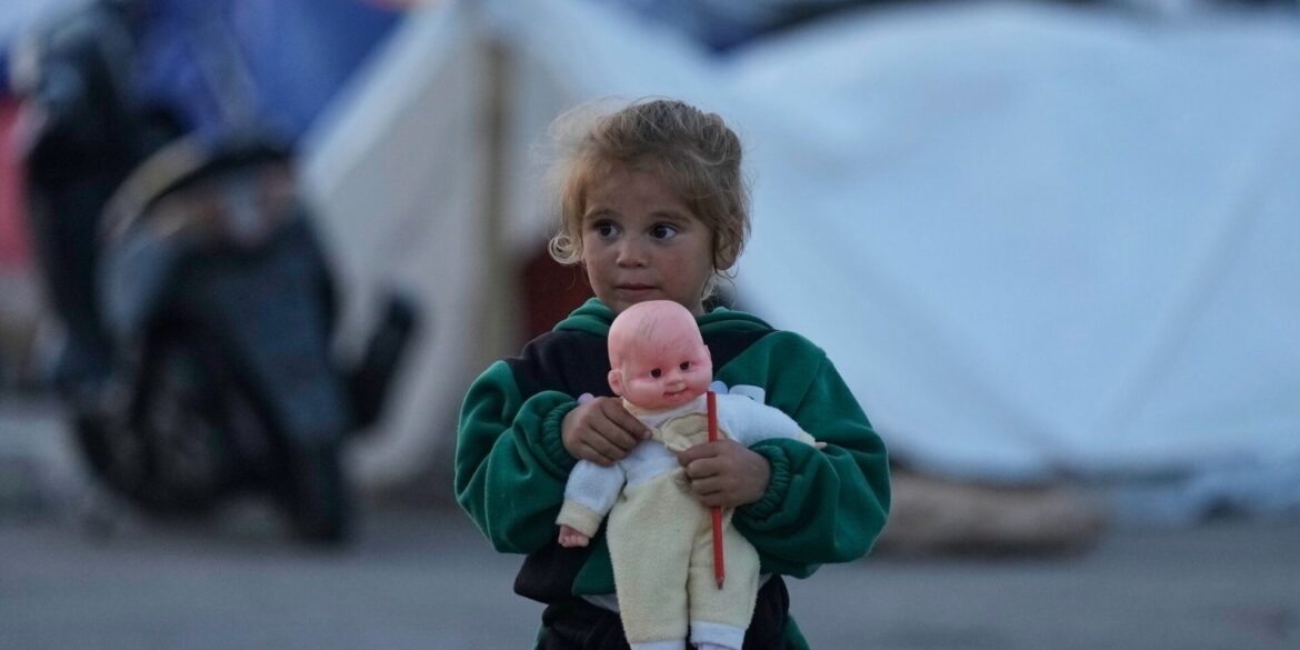 Die zweijährige Eliana Abi Nassif hält eine Puppe neben dem Zelt ihrer Familie, das ihr als Unterschlupf dient, nachdem sie vor dem israelischen Bombardement in den als Dahija bekannten südlichen Vororten Beiruts geflohen war.