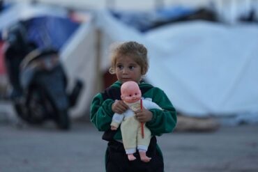 Die zweijährige Eliana Abi Nassif hält eine Puppe neben dem Zelt ihrer Familie, das ihr als Unterschlupf dient, nachdem sie vor dem israelischen Bombardement in den als Dahija bekannten südlichen Vororten Beiruts geflohen war.