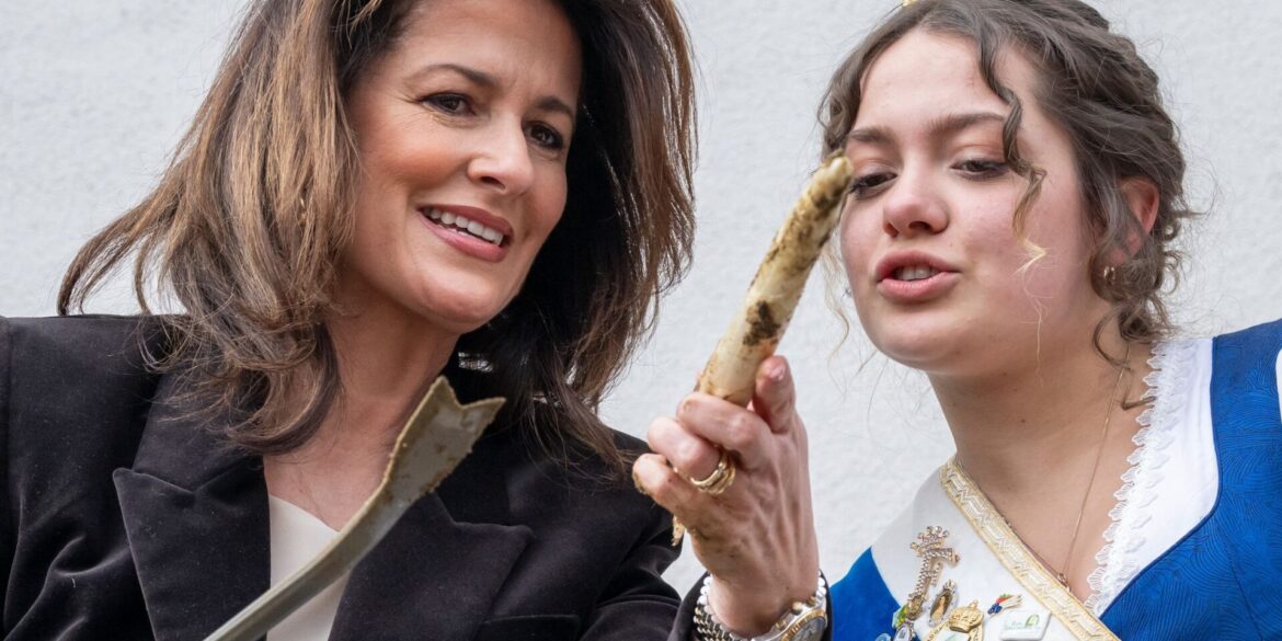 Michaela Kaniber, (l, CSU) Staatsministerin für Ernährung, Landwirtschaft und Forsten, und Franziska Schweiger, amtierende Spargelkönigin 2025/2026, eröffnen auf dem Viktualienmarkt die Spargelsaison.