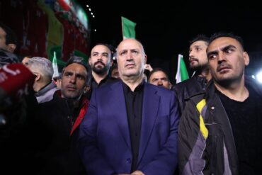 Der Präsident des iranischen Fußballverbandes (Mitte) hat es nicht zum FIFA-Kongress in Vancouver geschafft.
