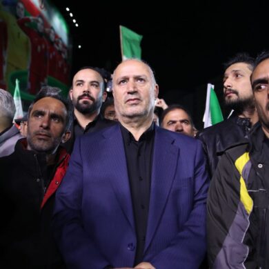 Der Präsident des iranischen Fußballverbandes (Mitte) hat es nicht zum FIFA-Kongress in Vancouver geschafft.