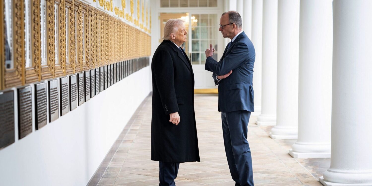 Trump (l.) greift Merz (r.) noch mal online an. (Archivbild)