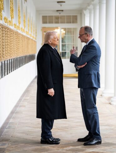 Trump (l.) greift Merz (r.) noch mal online an. (Archivbild)