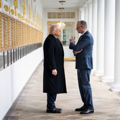 Trump (l.) greift Merz (r.) noch mal online an. (Archivbild)