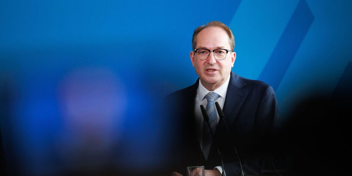 Bundesinnenminister Alexander Dobrindt (CSU) sagt, für Minister und den Bundeskanzler werde es keine Erhöhung geben.