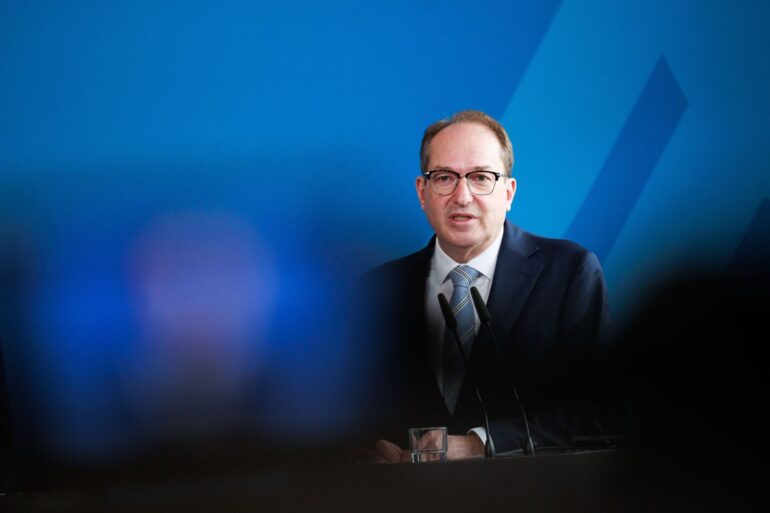 Bundesinnenminister Alexander Dobrindt (CSU) sagt, für Minister und den Bundeskanzler werde es keine Erhöhung geben.