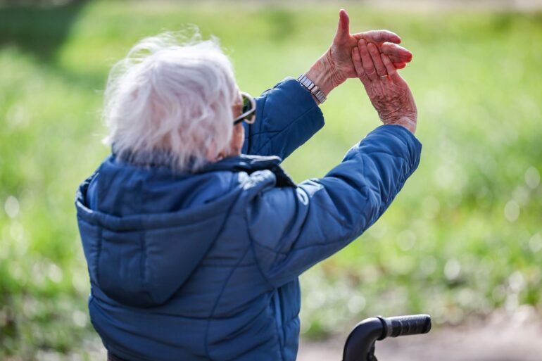 Im Juli steigen die Renten in Deutschland, hier eine Rentnerin bei einer Yogastunde. (Archivbild)