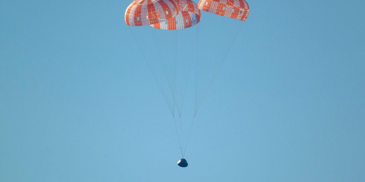 Abgebremst von Fallschirmen kam die «Orion»-Kapsel im Pazifik auf.