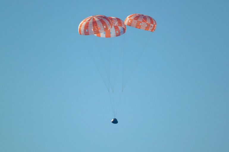 Abgebremst von Fallschirmen kam die «Orion»-Kapsel im Pazifik auf.