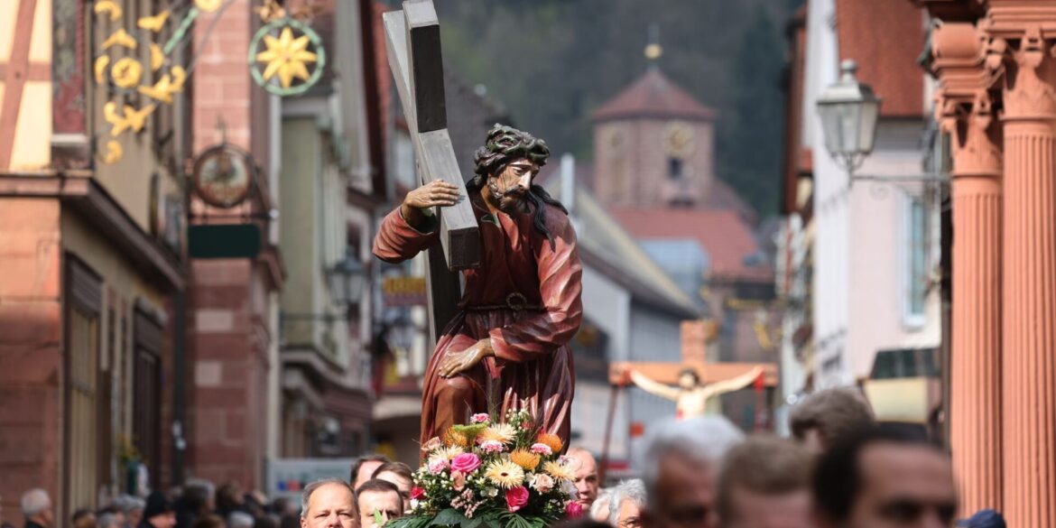 Handwerkszünfte tragen Passionsfiguren in Karfreitagsprozession durch Lohr am Main