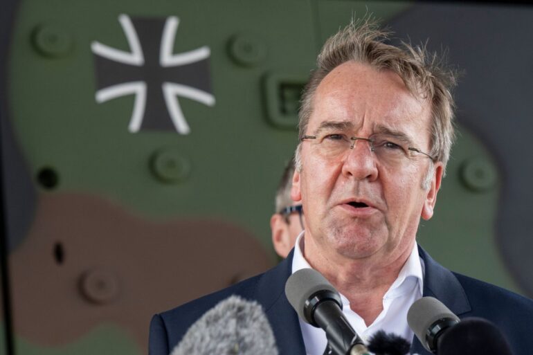 Männer der Altersgruppe 17 bis 45 brauchen nach Angaben von Verteidigungsminister Boris Pistorius (SPD) keine Genehmigung für lange Auslandsaufenthalte.