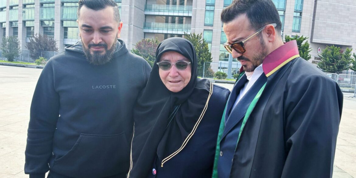 Die Hinterbliebenen der in Istanbul verstorbenen Familie aus Hamburg sind zum Prozessauftakt in Begleitung ihres Anwalts Yasar Balci (rechts) erschienen.