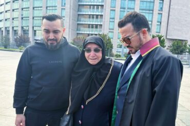 Die Hinterbliebenen der in Istanbul verstorbenen Familie aus Hamburg sind zum Prozessauftakt in Begleitung ihres Anwalts Yasar Balci (rechts) erschienen.