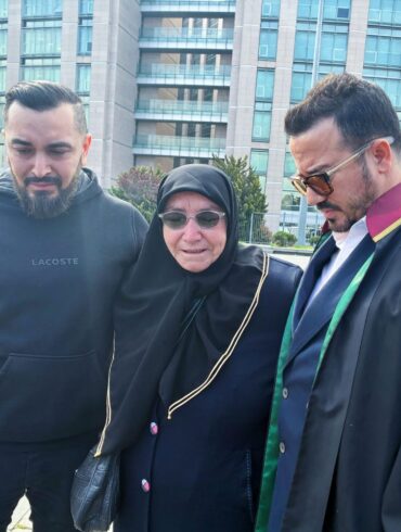 Die Hinterbliebenen der in Istanbul verstorbenen Familie aus Hamburg sind zum Prozessauftakt in Begleitung ihres Anwalts Yasar Balci (rechts) erschienen.