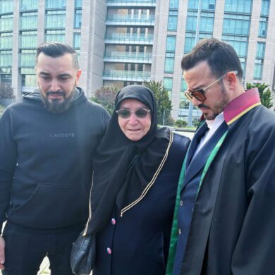 Die Hinterbliebenen der in Istanbul verstorbenen Familie aus Hamburg sind zum Prozessauftakt in Begleitung ihres Anwalts Yasar Balci (rechts) erschienen.
