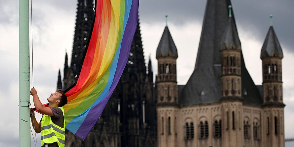 Segensfeiern für homosexuelle Paare sind in der katholischen Kirche umstritten. (Archivbild)