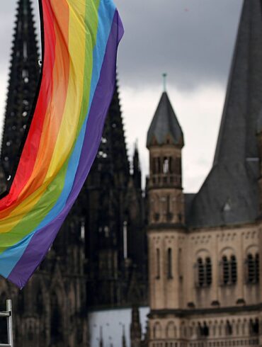 Segensfeiern für homosexuelle Paare sind in der katholischen Kirche umstritten. (Archivbild)