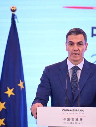 Sánchez wies in China die Kritik an der Maßnahme zurück.