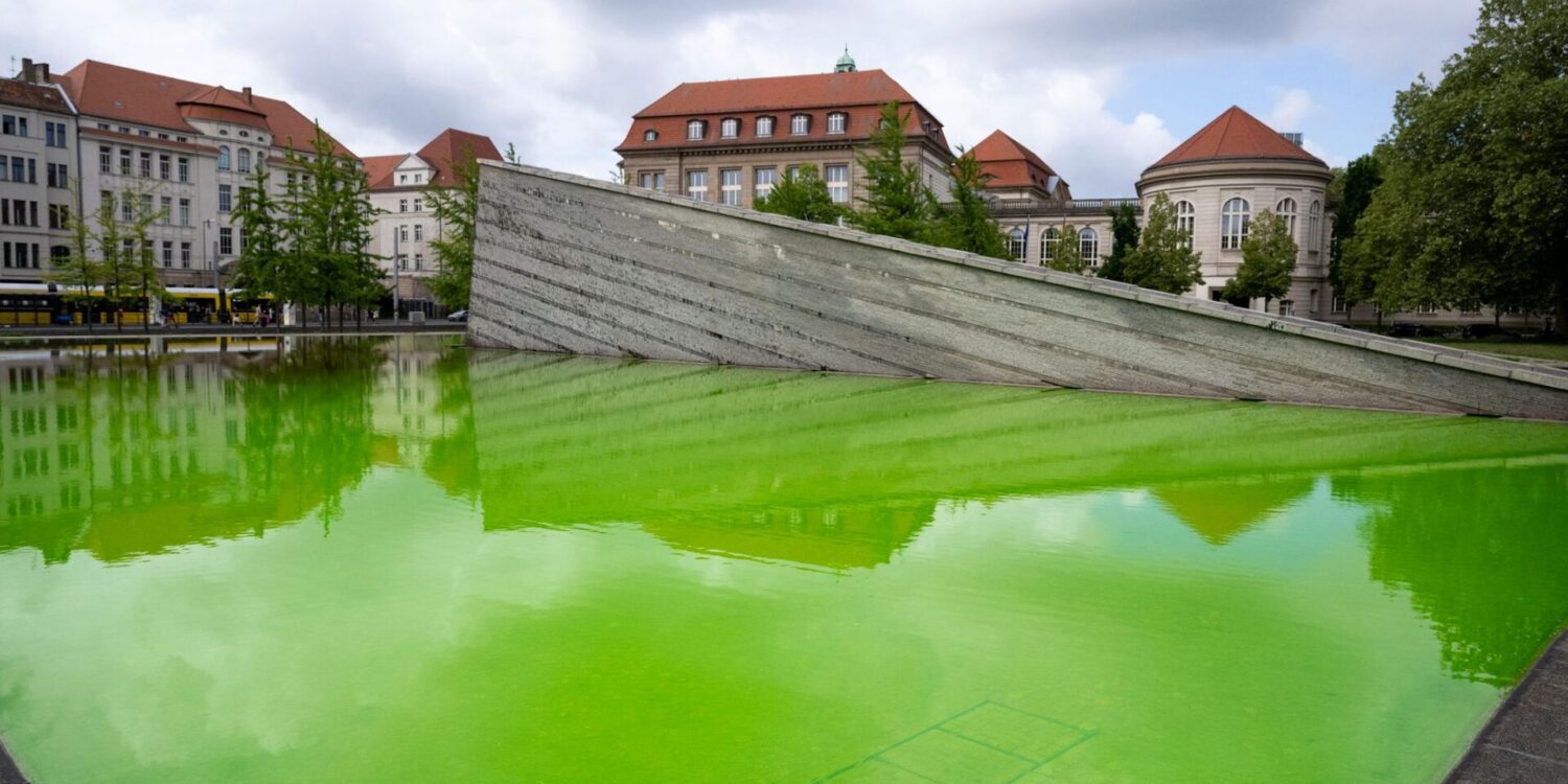 Auch der Mauerbrunnen vor dem Wirtschaftsministerium in Berlin leuchtete am Morgen grün.