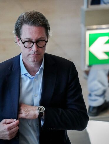 Das Landgericht Berlin hat die Anklage gegen den ehemaligen Bundesverkehrsminister Andreas Scheuer zugelassen. (Archivbild)