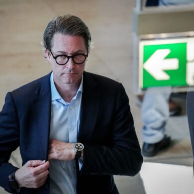 Das Landgericht Berlin hat die Anklage gegen den ehemaligen Bundesverkehrsminister Andreas Scheuer zugelassen. (Archivbild)