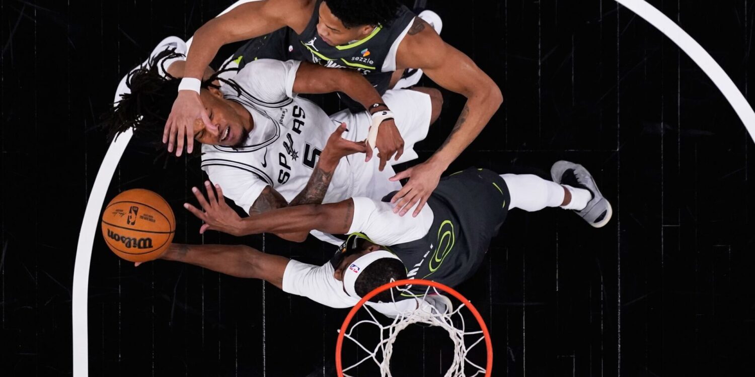 Stephon Castle (l) wird von Mike Conley geblockt.