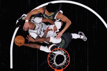 Stephon Castle (l) wird von Mike Conley geblockt.