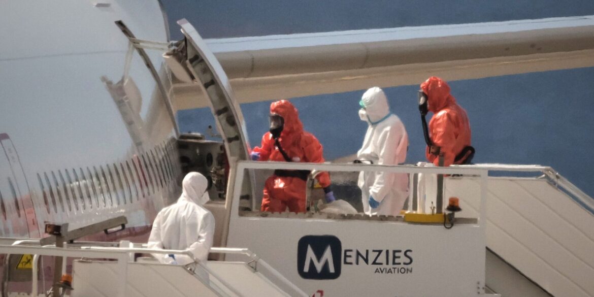 Passagiere des vom Hantavirus befallenen Schiffes Hondius werden ausgeflogen.