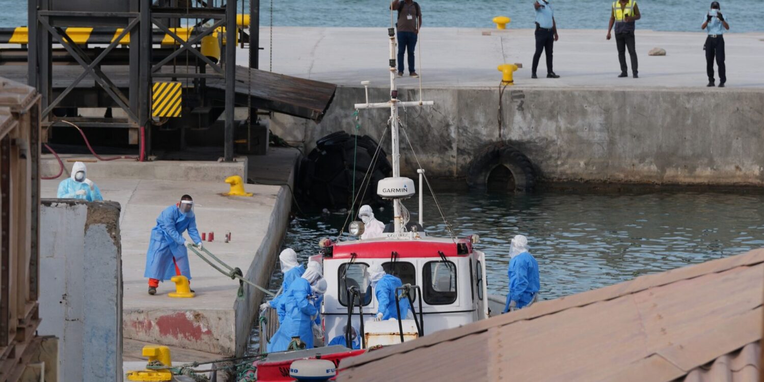 Gesundheitspersonal in Schutzkleidung evakuiert Patienten vom Kreuzfahrtschiff «Hondius» in einem Hafen.