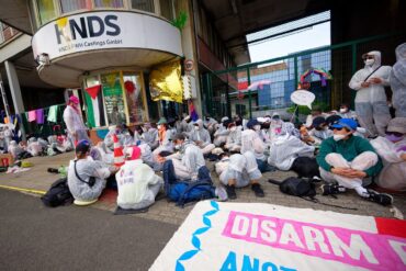 Protest vor Panzerbauer KNDS: Aktivisten blockieren Zufahrt in Mülheim an der Ruhr