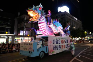 Für die Zuschauer gibt es Drachenfeuer beim Lotuslaternenfest im südkoreanischen Seoul.