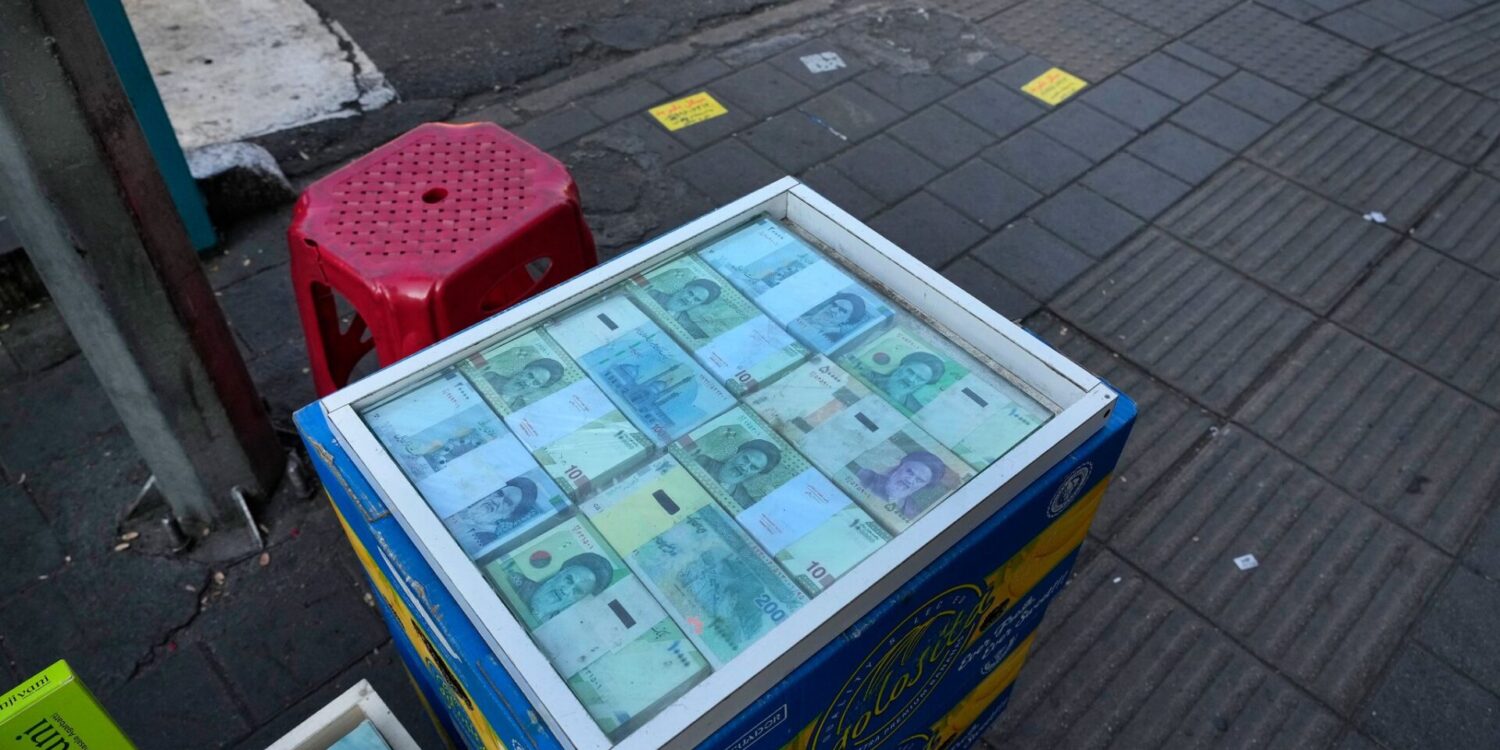Die nahezu hundertprozentige Inflation im Iran hat die Preise für fast alle Waren verdoppelt. (Archivbild)