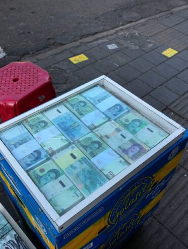 Die nahezu hundertprozentige Inflation im Iran hat die Preise für fast alle Waren verdoppelt. (Archivbild)