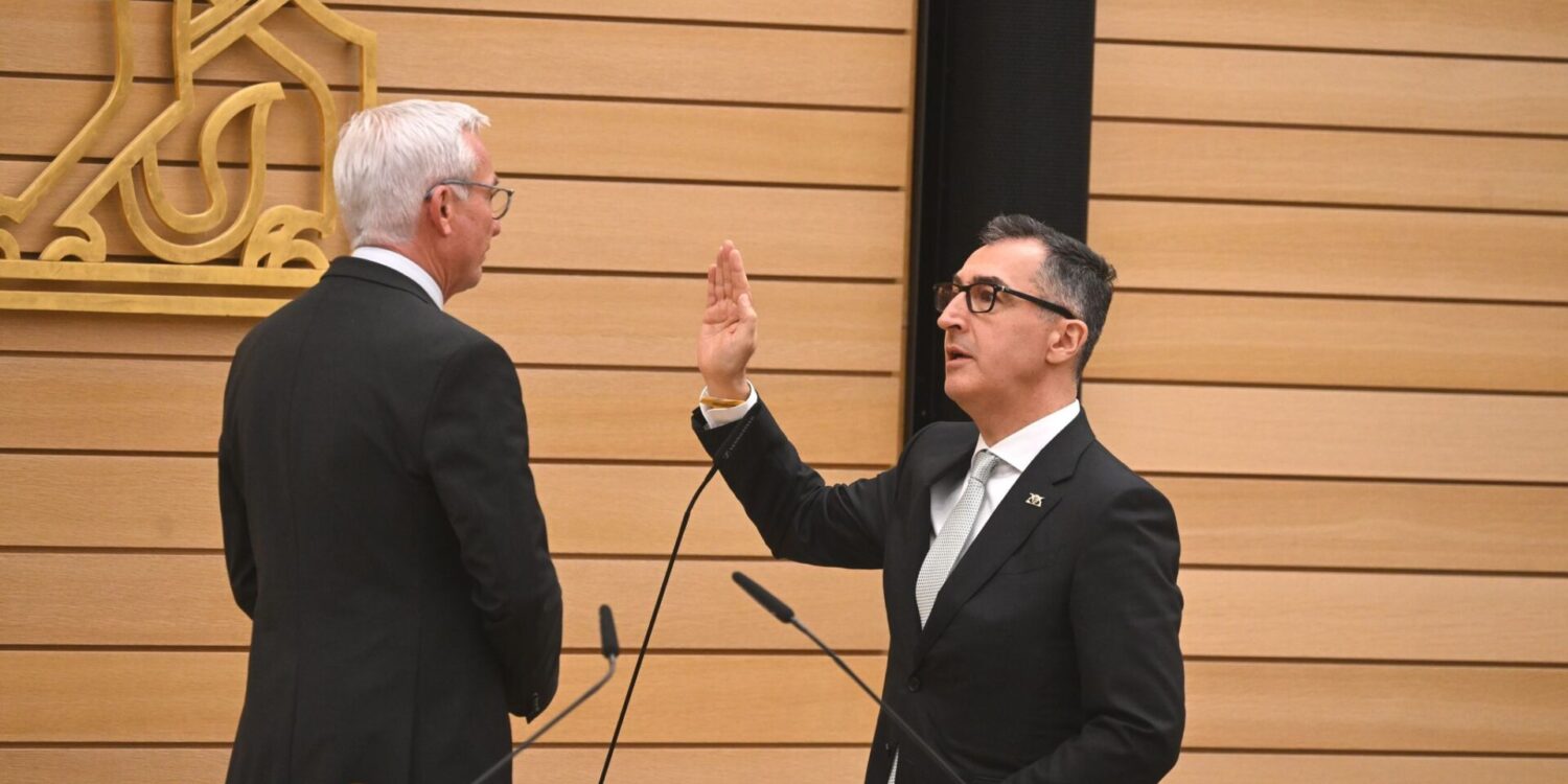 Nach seiner Wahl wurde Özdemir als Ministerpräsident vereidigt.