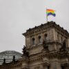 Wann weht die Regenbogenflagge über dem Bundestag? An dieser Frage entzündete sich 2025 ein politischer Streit. (Symbolbild)