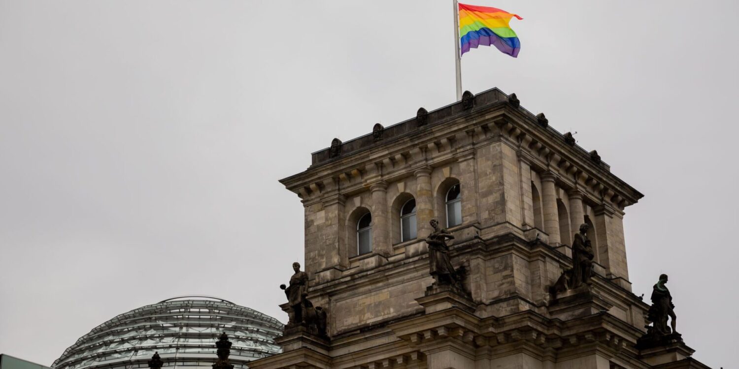 Wann weht die Regenbogenflagge über dem Bundestag? An dieser Frage entzündete sich 2025 ein politischer Streit. (Symbolbild)