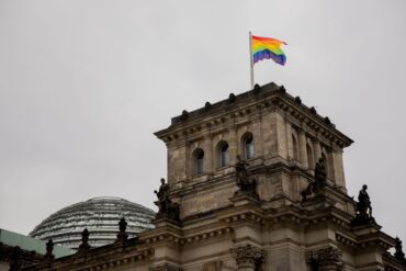 Wann weht die Regenbogenflagge über dem Bundestag? An dieser Frage entzündete sich 2025 ein politischer Streit. (Symbolbild)