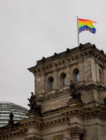 Wann weht die Regenbogenflagge über dem Bundestag? An dieser Frage entzündete sich 2025 ein politischer Streit. (Symbolbild)