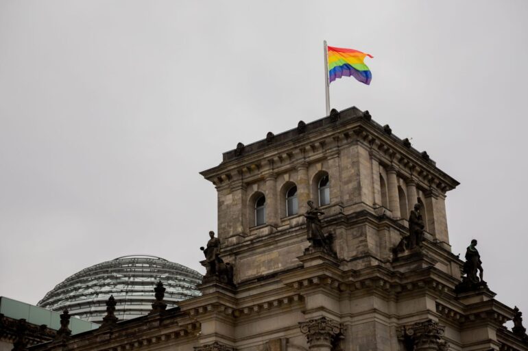 Wann weht die Regenbogenflagge über dem Bundestag? An dieser Frage entzündete sich 2025 ein politischer Streit. (Symbolbild)