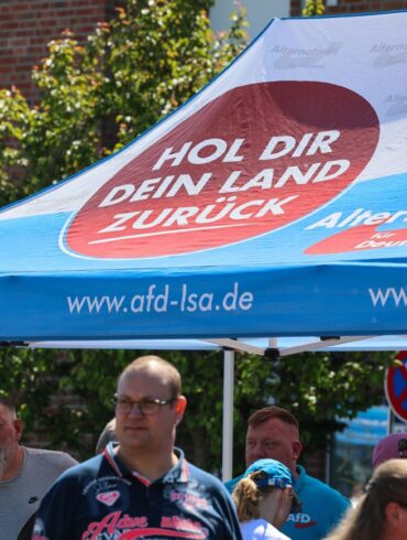 «Hol dir dein Land zurück», steht auf dem Schirm am Stand. Auf den Straßen in Sachsen-Anhalt hat die AfD inzwischen eine Menge Land erobert.