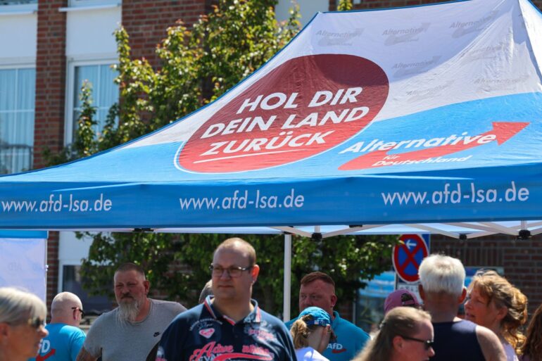 «Hol dir dein Land zurück», steht auf dem Schirm am Stand. Auf den Straßen in Sachsen-Anhalt hat die AfD inzwischen eine Menge Land erobert.